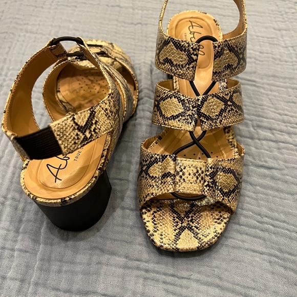 Abella True Comfort - Carly, Nat Python heel sandals - Picture 3 of 5